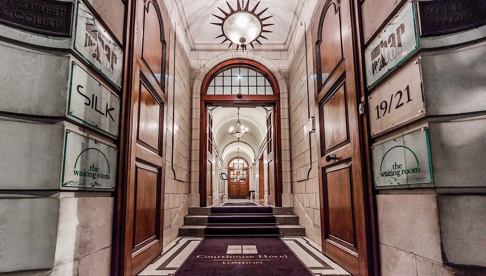 Courthouse Hotel Londýn Exteriér fotografie Entrance to the hotel